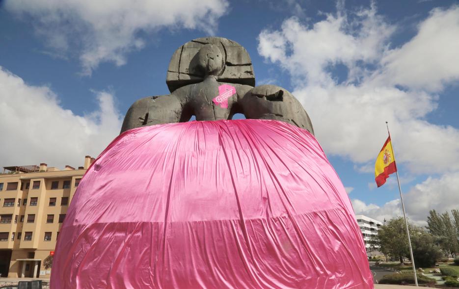 Menina con falda rosa y lazo humano con motivo del Día Mundial contra el Cáncer de Mama