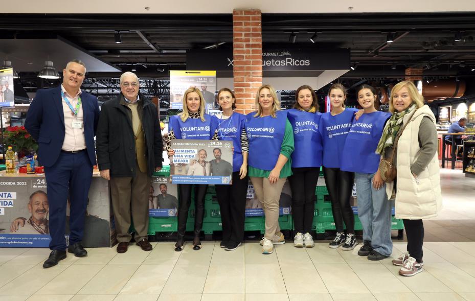 Colaboración con la 11ª edición de "La Gran Recogida de Alimentos" - Imagen de la alcaldesa Rocío García Alcántara posando con un grupo de cooperantes.