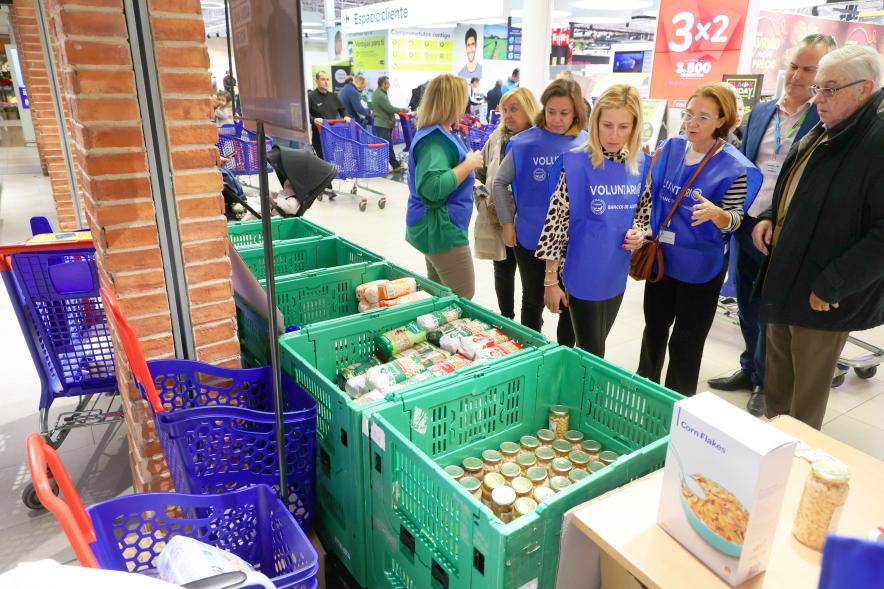 Colaboración con la 11ª edición de "La Gran Recogida de Alimentos" - Imagen de la alcaldesa Rocío García Alcántara viendo la cantidad de alimentos recogidos.