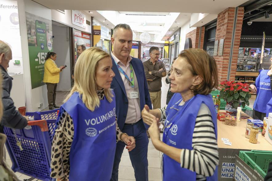 Colaboración con la 11ª edición de "La Gran Recogida de Alimentos" - Imagen de la alcaldesa Rocío García Alcántara charlando con una cooperante.