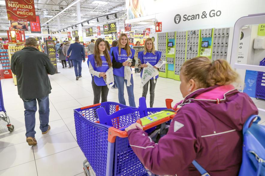 Colaboración con la 11ª edición de "La Gran Recogida de Alimentos" - Imagen de la alcaldesa Rocío García Alcántara junto a unas cooperantes recogiendo alimentos.