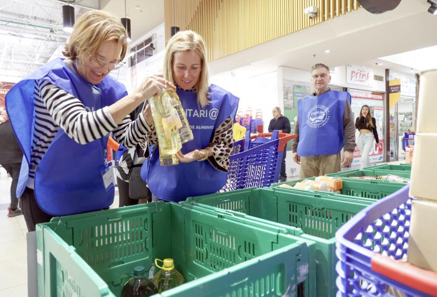 Colaboración con la 11ª edición de "La Gran Recogida de Alimentos" - Imagen de la alcaldesa Rocío García Alcántara junto a una cooperante colocando los alimentos recogidos.