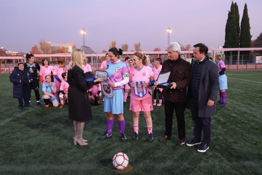 Partido de fútbol entre las veteranas del Alcobendas CF y las del RCD Espanyol 09