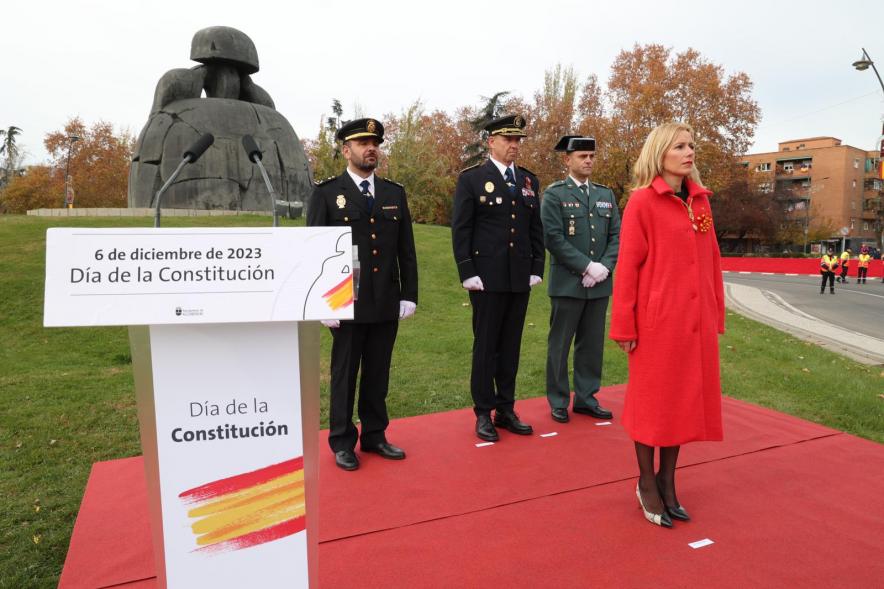 Día de la Constitución Española 2023 - Imagen de la alcaldesa Rocío García Alcántara escuchando el himno.