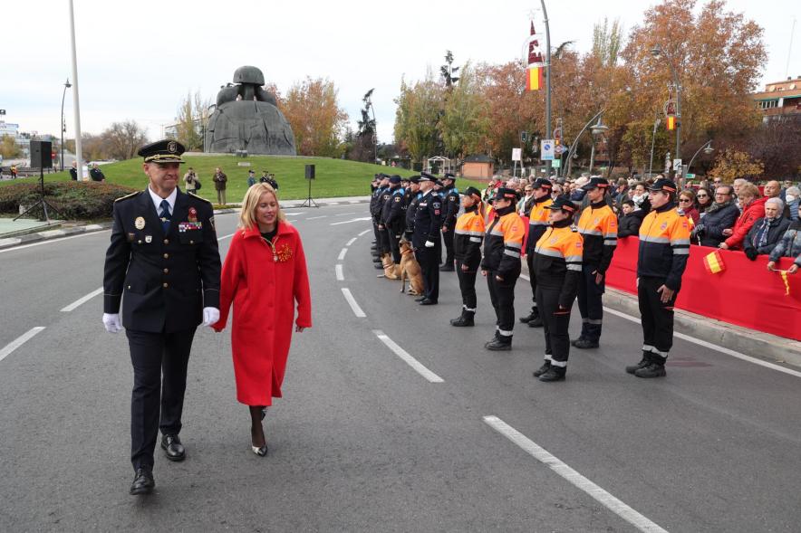 Día de la Constitución Española 2023 - Imagen de la alcaldesa Rocío García Alcántara pasando revista a los cuerpos de seguridad y emergencias.