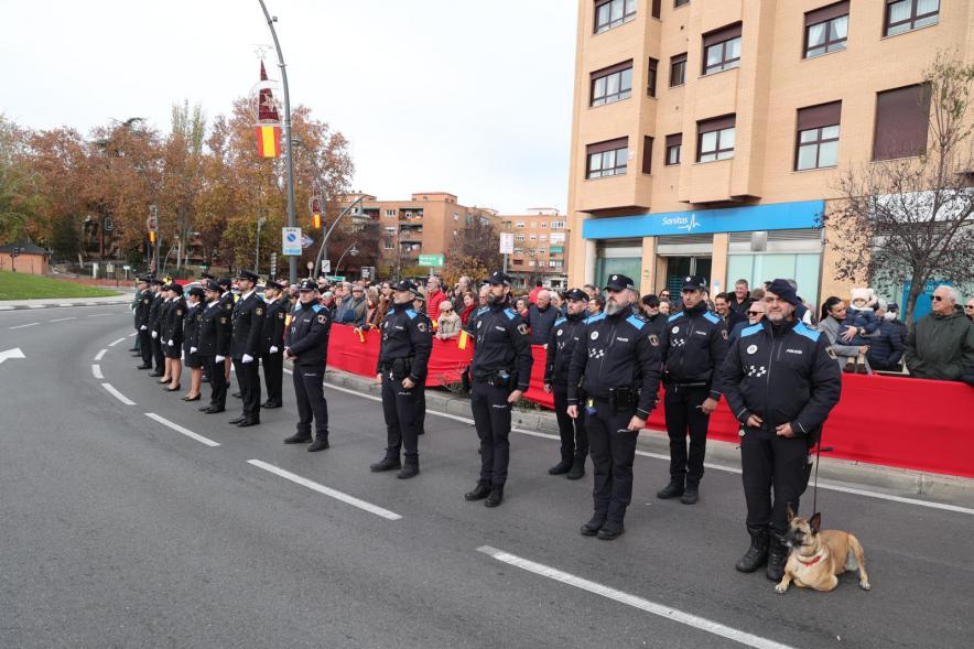 Día de la Constitución Española 2023 -  Imagen de la  policía local escuchando el himno de España.