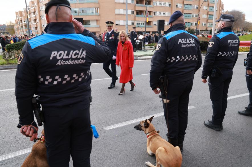 Día de la Constitución Española 2023 - Imagen de la alcaldesa Rocío García Alcántara pasando revista a los cuerpos de seguridad y emergencias.