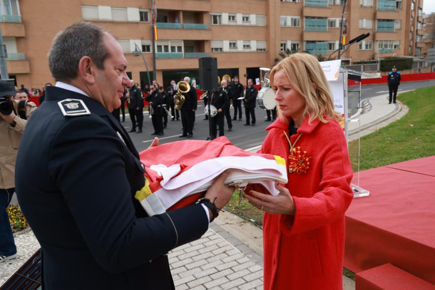 Día de la Constitución Española 2023 - Imagen de la alcaldesa Rocío García Alcántara entregando la bandera de España a los cuerpos de seguridad.