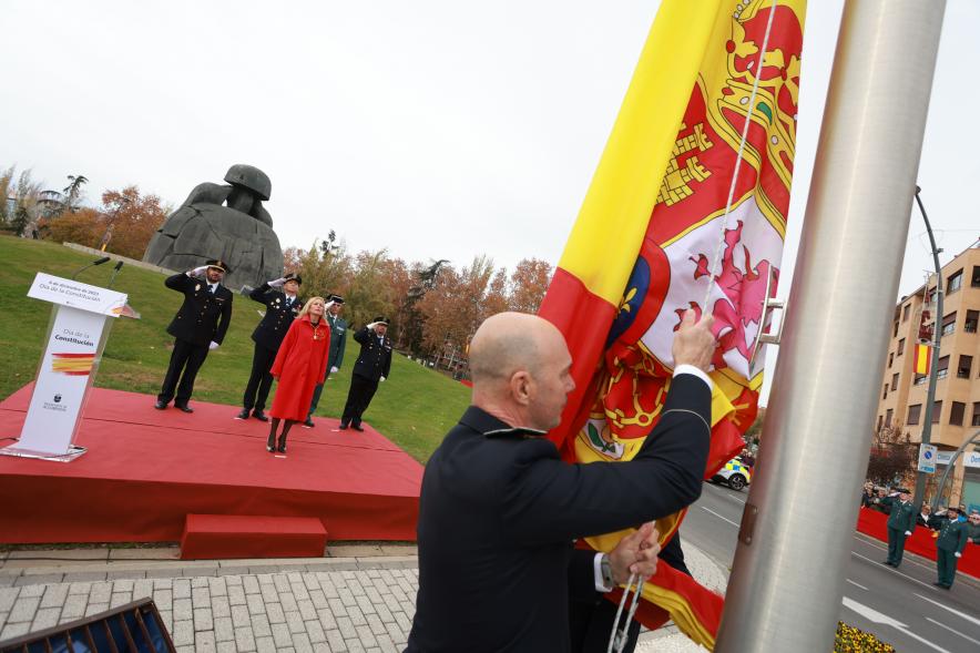 Día de la Constitución Española 2023 - Imagen de un policía izando la bandera española.