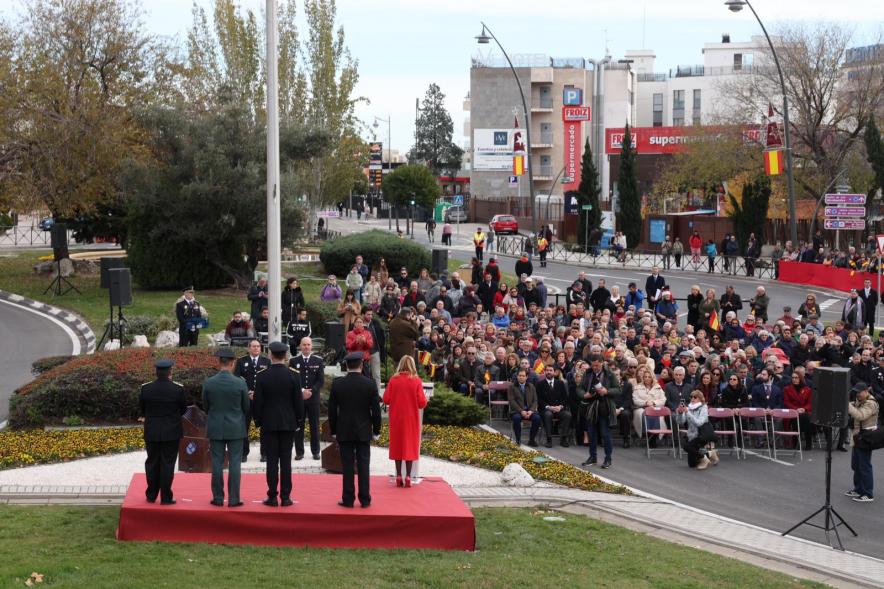 Día de la Constitución Española 2023 - Imagen de la alcaldesa Rocío García Alcántara y demás autoridades viendo el izado de la bandera.
