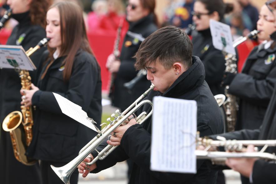 Día de la Constitución Española 2023 - Imagen concierto de la banda municipal, música tocando saxofón y músico tocando trompeta.