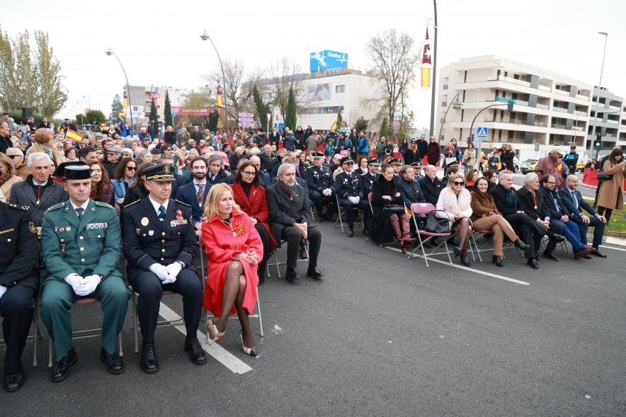 Día de la Constitución Española 2023 -  Imagen de la alcaldesa Rocío García Alcántara y demás autoridades escuchando el concierto de la banda municipal.