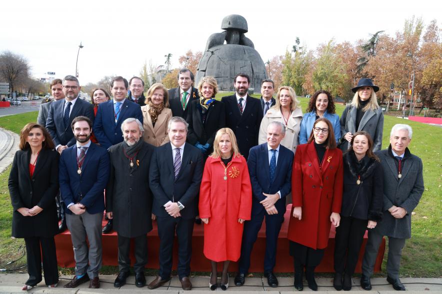 Día de la Constitución Española 2023 - Imagen de foto del equipo de gobierno municipal junto a la Menina.