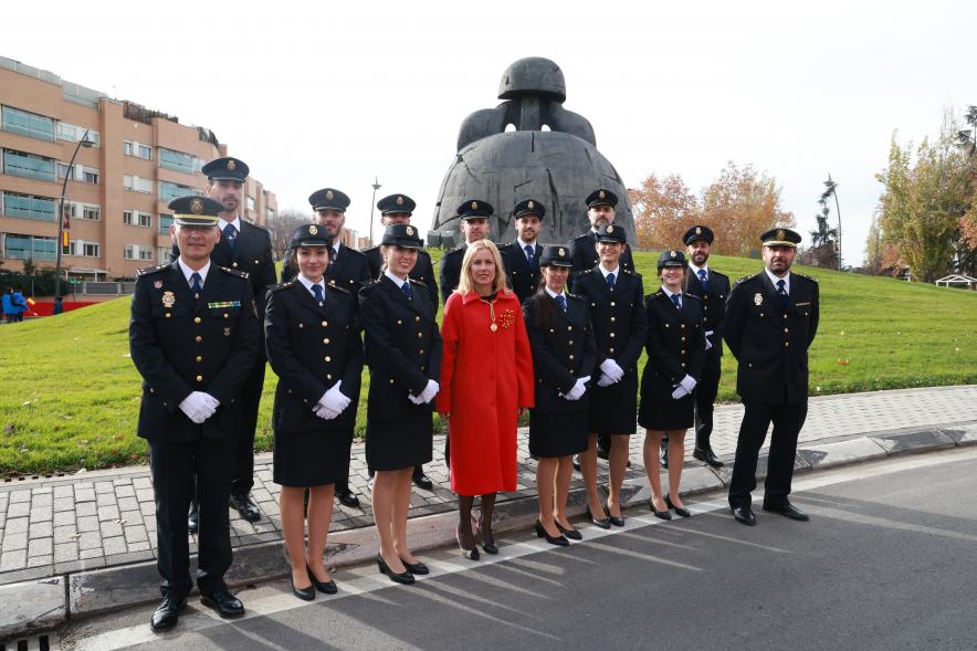 Día de la Constitución Española 2023 - Imagen de la alcaldesa Rocío García Alcántara con la policía local.