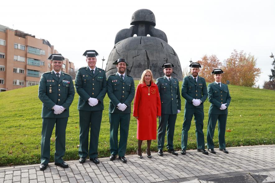 Día de la Constitución Española 2023 - Imagen de la alcaldesa Rocío García Alcántara con la guardia civil.