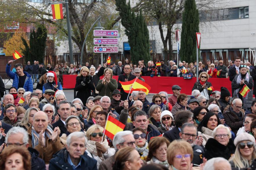Día de la Constitución Española 2023 - Imagen vista general del público asistente al acto.