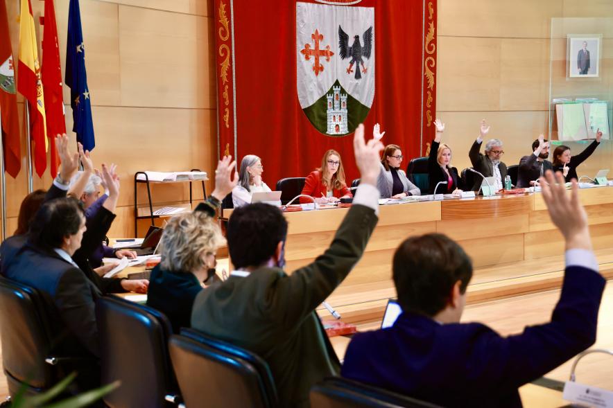 Pleno Extraordinario Presupuestos 2024, concejales votando
