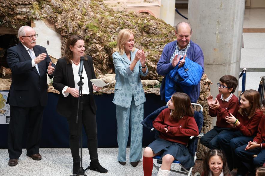 Inauguración del Gran Belén Municipal, alcaldesa y concejala de cultura aplaudiendo