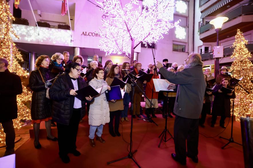 Encendido de las luces de Navidad, coral de Alcobendas cantando un villancico