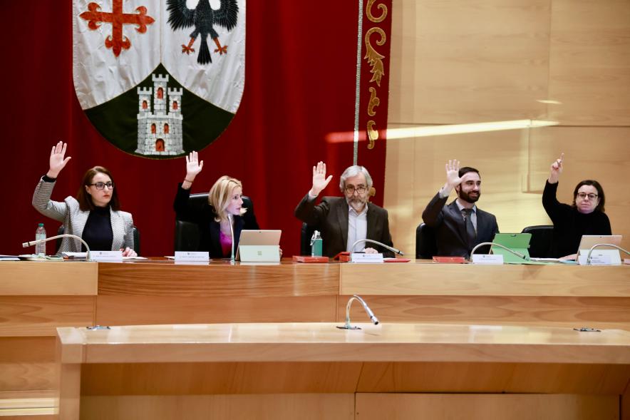Pleno Extraordinario Presupuestos 2024 , concejales votando