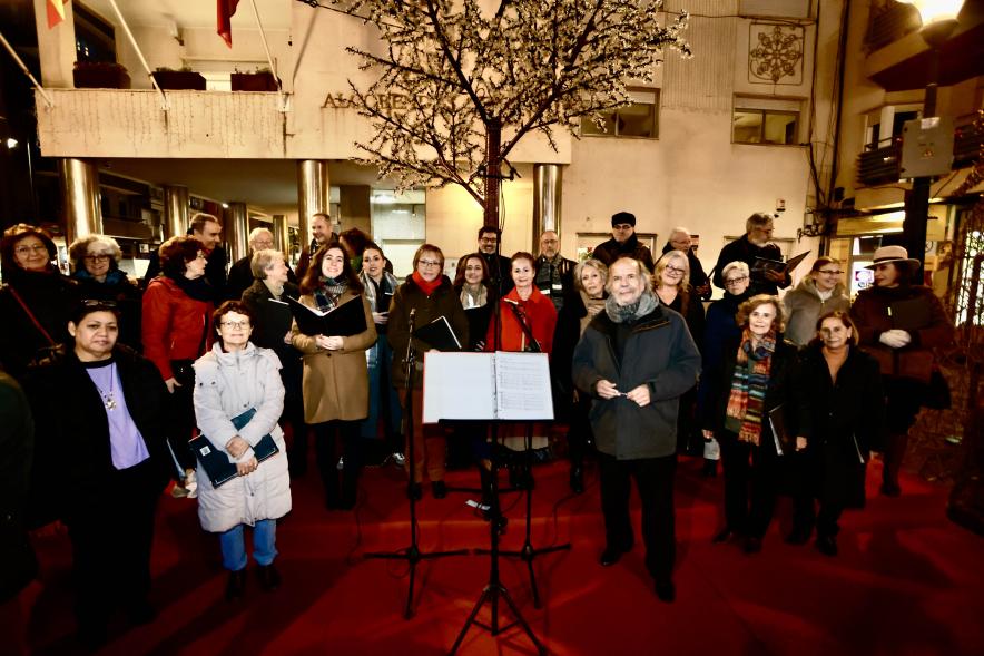 Encendido de las luces de Navidad, coral de Alcobendas cantando un villancico