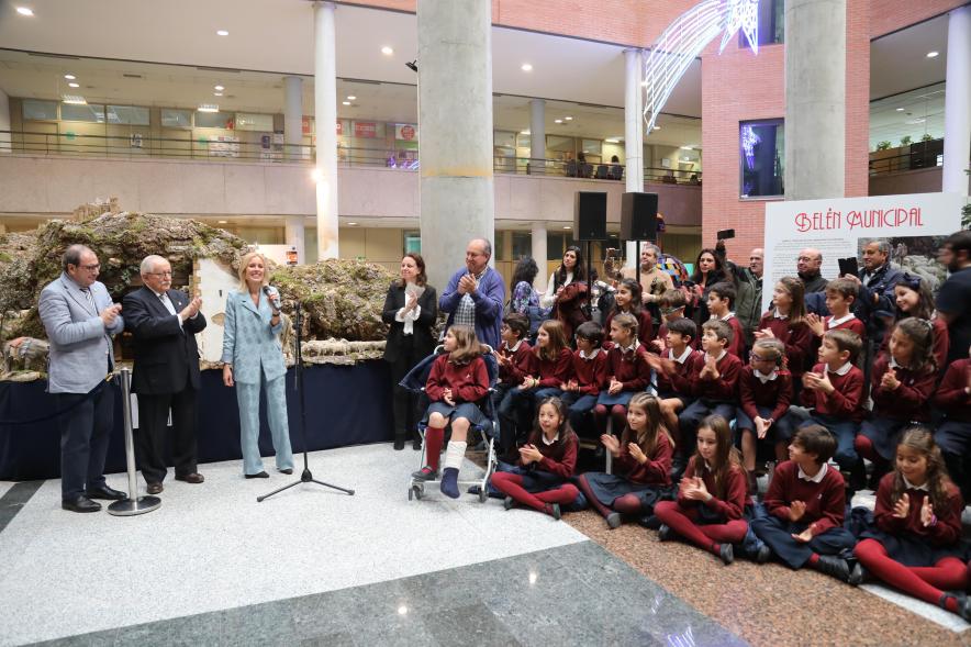 Inauguración del Gran Belén Municipal, alcaldesa y coro de alumnos del colegio padre manyanet