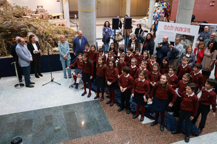 Inauguración del Gran Belén Municipal, alcaldesa y coro de alumnos del colegio padre manyanet
