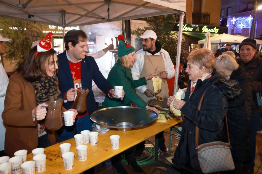 Encendido de las luces de Navidad, alcaldesa y concejales repartiendo chocolate con churros