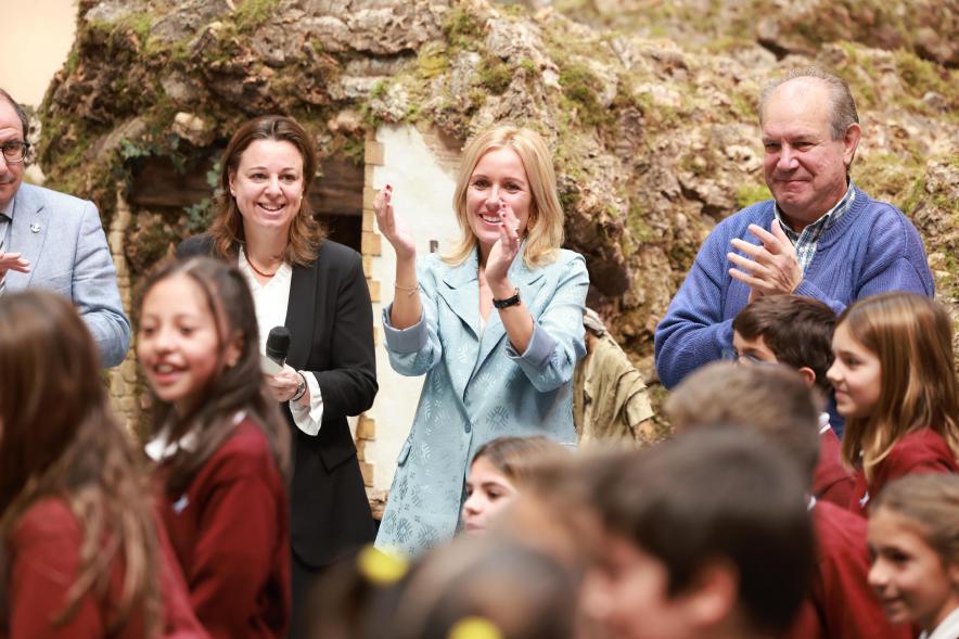 Inauguración del Gran Belén Municipal, alcaldesa y concejala de cultura aplaudiendo