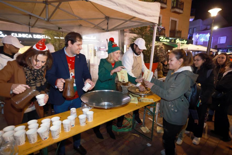 Encendido de las luces de Navidad, alcaldesa y concejales repartiendo chocolate con churros