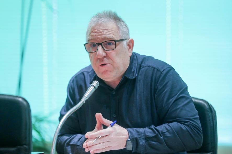 Pleno Extraordinario Presupuestos 2024, concejal de la oposición hablando