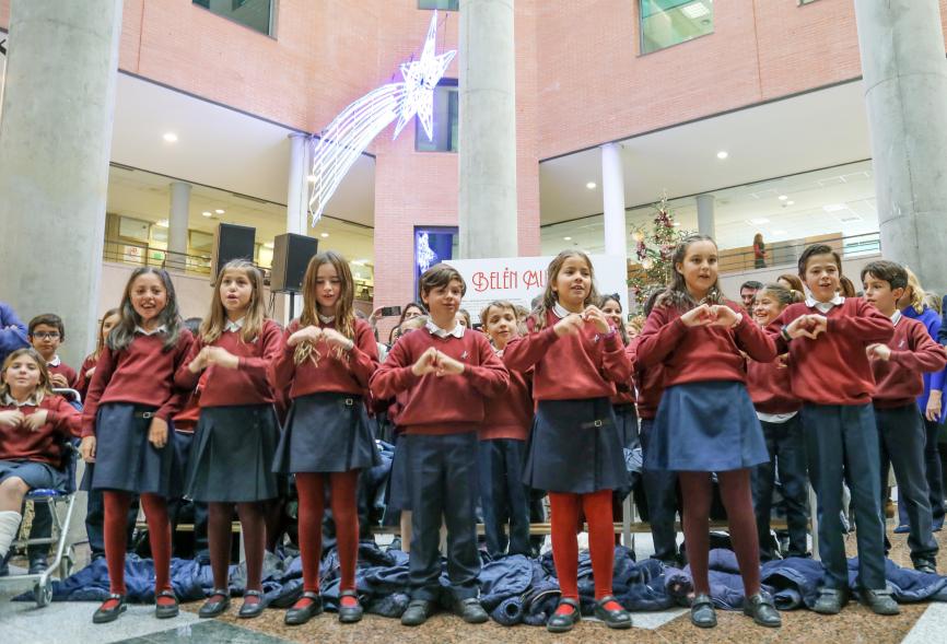 Inauguración del Gran Belén Municipal, coro de alumnos del colegio padre manyanet cantando un villancico