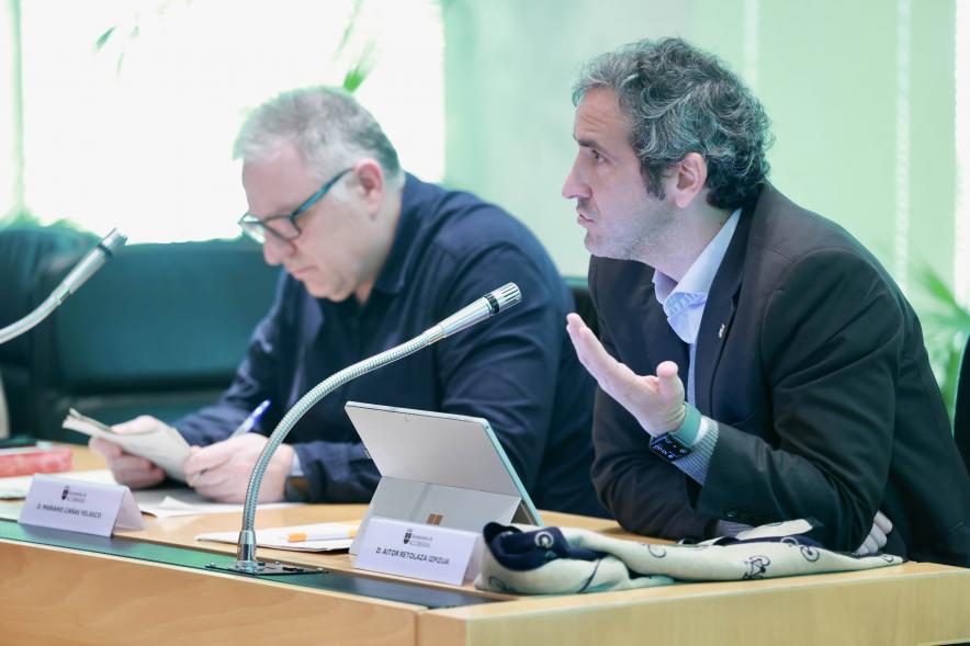 Pleno Extraordinario Presupuestos 2024, concejal de la oposición hablando  