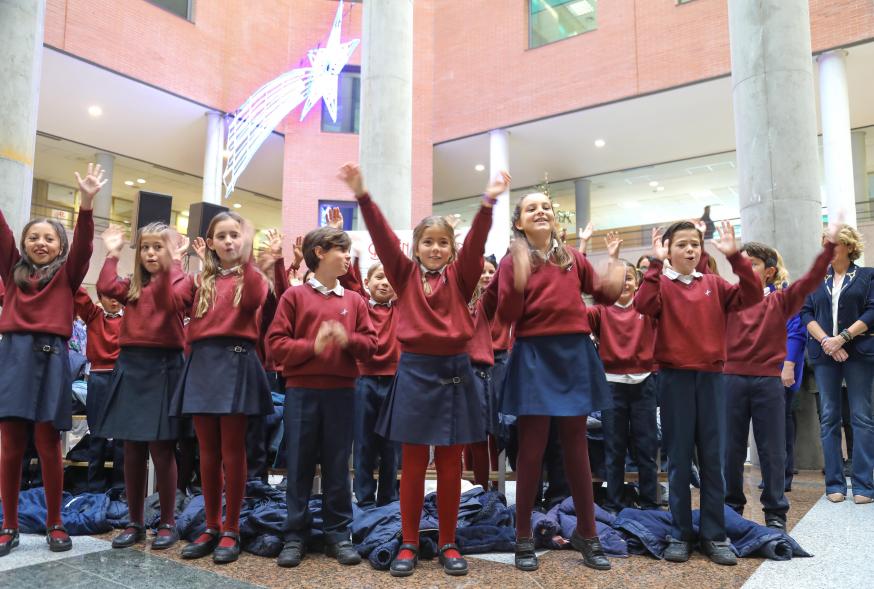 Inauguración del Gran Belén Municipal, coro de alumnos del colegio padre manyanet cantando un villancico