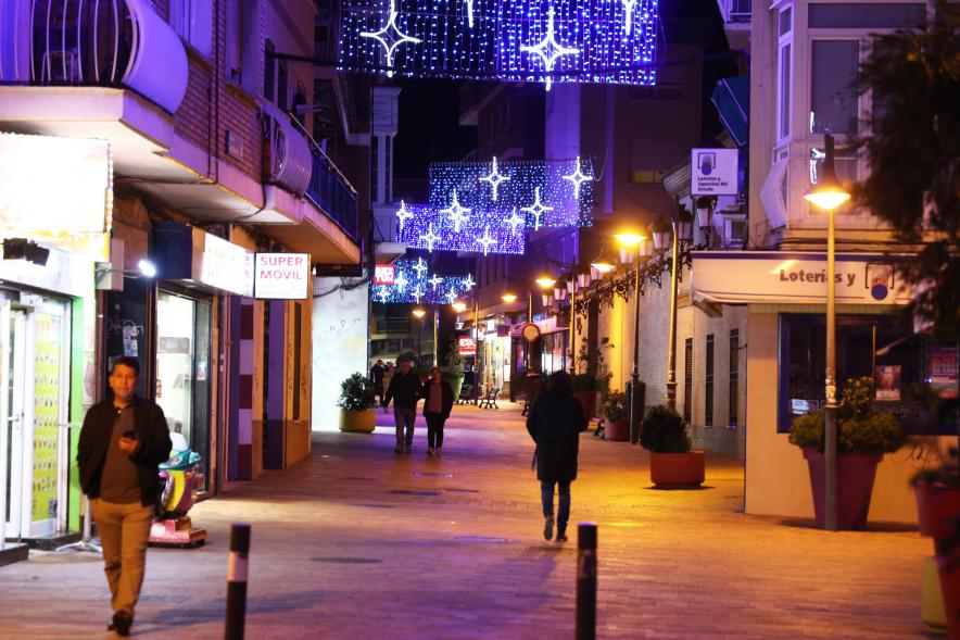Encendido de las luces de Navidad, calle con luces navideñas