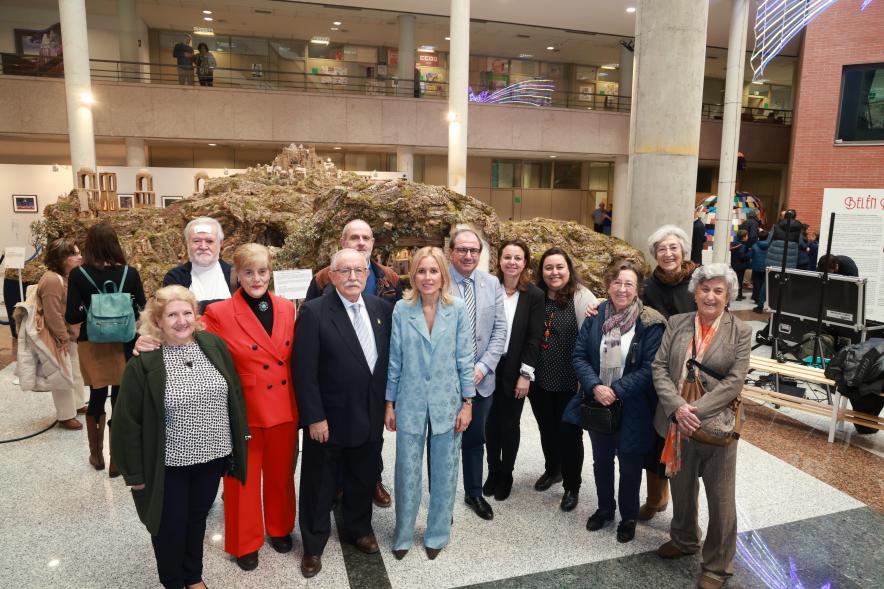 Inauguración del Gran Belén Municipal, alcaldesa con los representantes de la asociación de belenistas de madrid