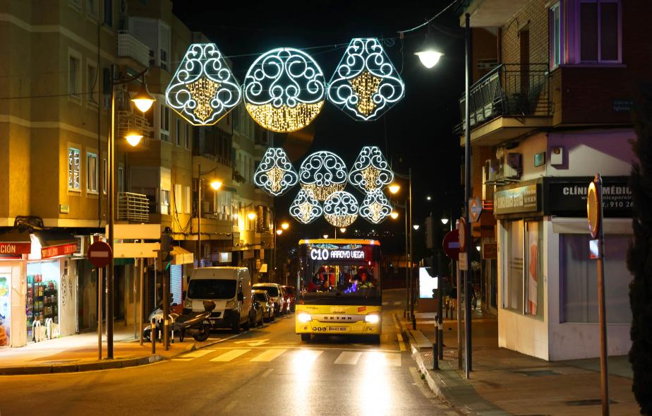 Encendido de las luces de Navidad, calle con luces navideñas