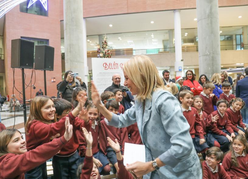 Inauguración del Gran Belén Municipal, alcaldesa chocando las manos con los alumnos  del colegio padre manyanet
