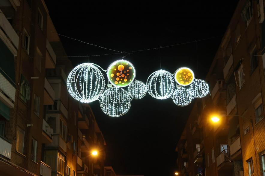 Encendido de las luces de Navidad, calle con luces navideñas