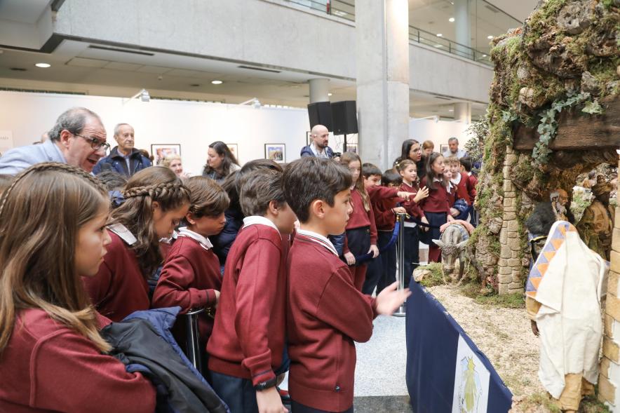 Inauguración del Gran Belén Municipal, alumnos del colegio padre manyanet viendo el belén