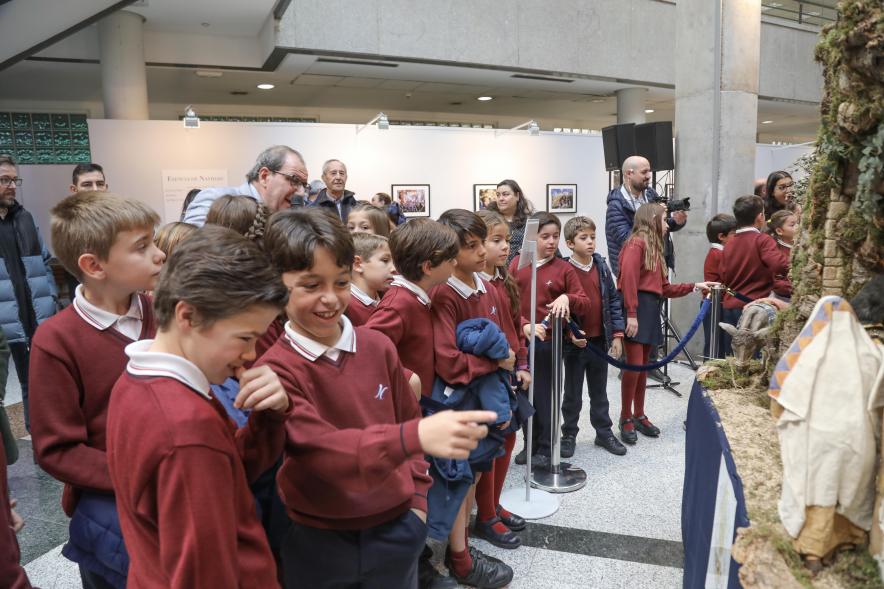 Inauguración del Gran Belén Municipal, alumnos del colegio padre manyanet viendo el belén