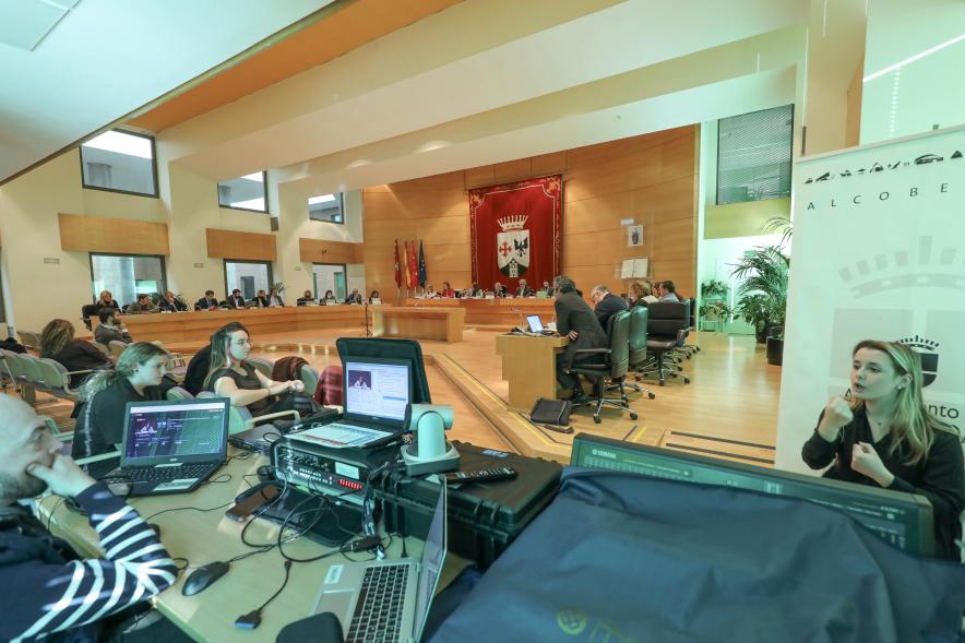 Pleno Extraordinario Presupuestos 2024, intérprete de lengua de signos traduciendo el pleno