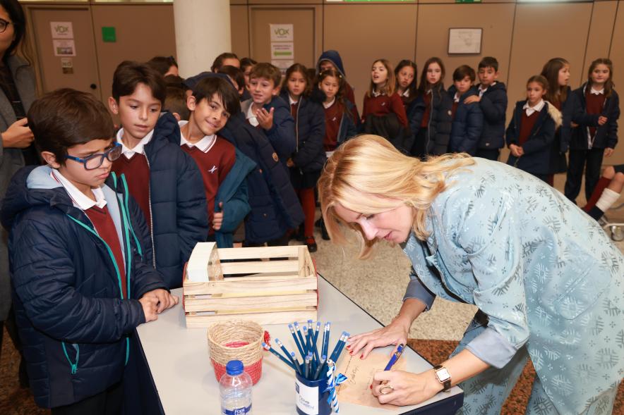 Inauguración del Gran Belén Municipal, alcaldesa firmando una carta
