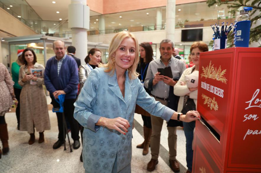 Inauguración del Gran Belén Municipal, alcaldesa echando una carta al buzón de los deseos