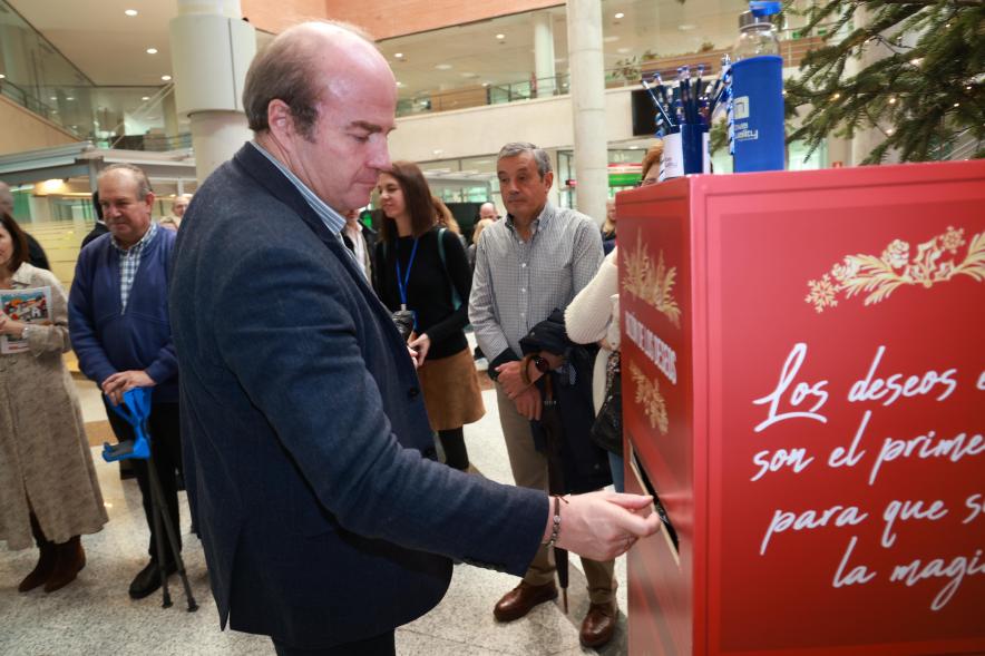 Inauguración del Gran Belén Municipal, hombre echando una carta en el buzón de los deseos