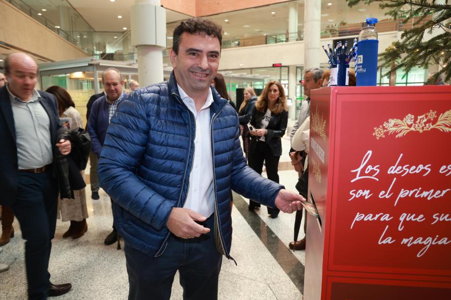 Inauguración del Gran Belén Municipal, hombre echando una carta en el buzón de los deseos