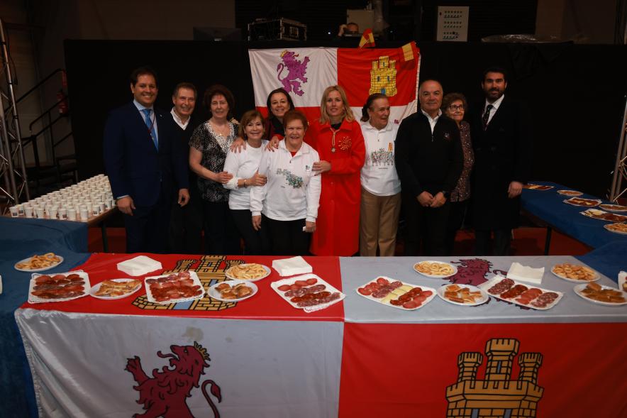 Día de la Constitución 2023. Degustación de las Casas Regionales - Imagen de la alcaldesa Rocío García Alcántara con la Casa Regional de Castilla y León.