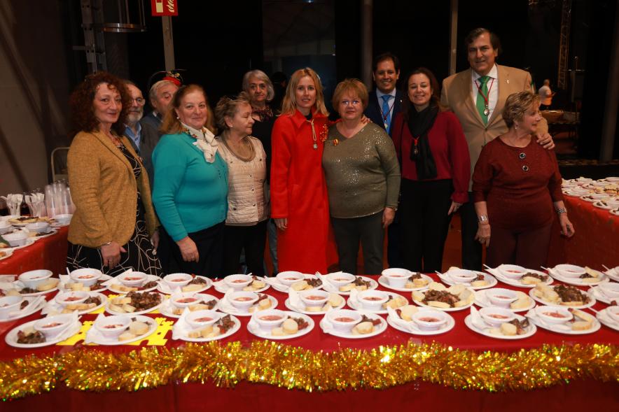 Día de la Constitución 2023. Degustación de las Casas Regionales - Imagen de la alcaldesa Rocío García Alcántara con otros miembros de su gobierno con la Casa Regional de Murcia.