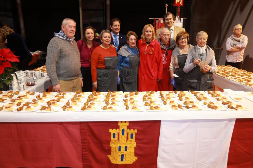 Día de la Constitución 2023. Degustación de las Casas Regionales - Imagen de la alcaldesa Rocío García Alcántara con otros miembros de su gobierno con la Casa Regional de Castilla-La Mancha.
