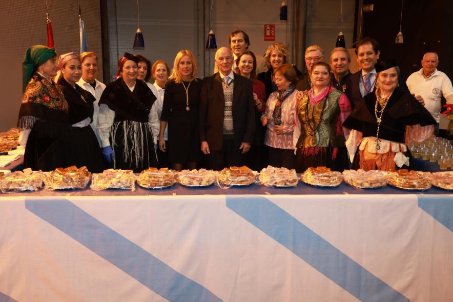 Día de la Constitución 2023. Degustación de las Casas Regionales - Imagen de la alcaldesa Rocío García Alcántara con otros miembros de su gobierno con la casa regional de Galicia.